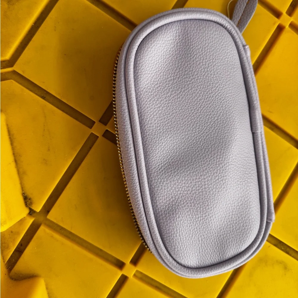 Stationary travel pouch